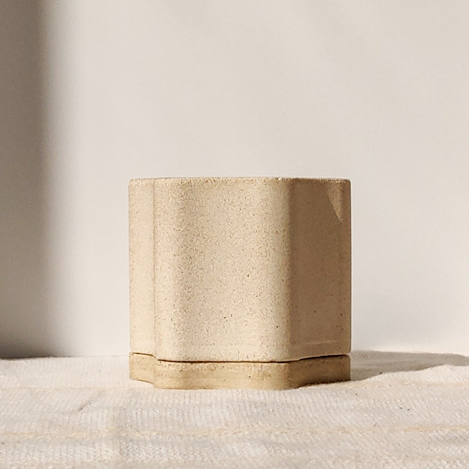 Wavy Flower Plant Pot with Water Tray and Drainage Hole