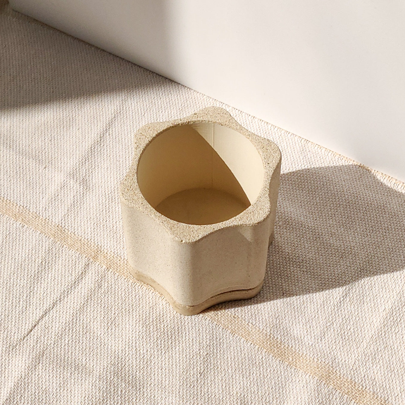 Wavy Flower Plant Pot with Water Tray and Drainage Hole
